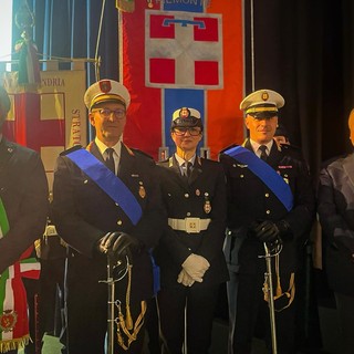 In foto: il sindaco Simone Nosenzo, il comandante Silvano Sillano, la neo agente Debora Berruti, il vicecomandante Lorenzo Nesto, l'assessore Domenico Perfumo