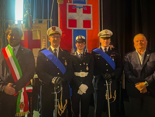 In foto: il sindaco Simone Nosenzo, il comandante Silvano Sillano, la neo agente Debora Berruti, il vicecomandante Lorenzo Nesto, l'assessore Domenico Perfumo