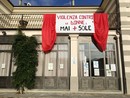 Il lenzuolo appeso al balcone della Biblioteca di Calamandrana durante l'esposizione di &quot;Non crederci!&quot;