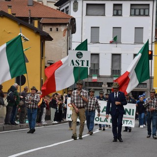 Nella foto di Daniele Piroso l’apertura del corteo degli Alpini astigiani