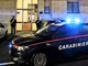 Una pattuglia dei carabinieri di fronte al palazzo in cui è avvenuto l'omicidio di Nizza Monferrato