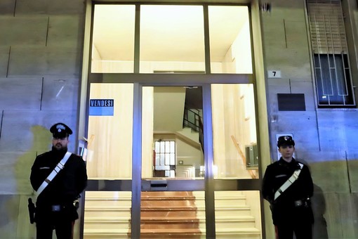 Carabinieri di piantone di fronte all'edificio in cui è avvenuto il delitto