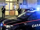 Carabinieri di fronte al condominio in cui è avvenuto l'omicidio