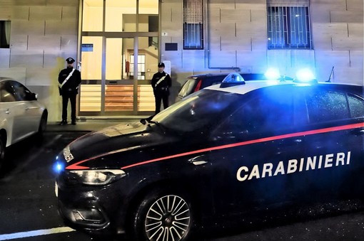 Una pattuglia dei carabinieri di fronte al palazzo in cui è avvenuto l'omicidio di Nizza Monferrato