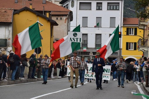 Nella foto di Daniele Piroso l’apertura del corteo degli Alpini astigiani