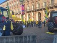 Mezzi agricoli e manifestanti in piazza Castello