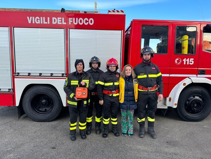 Il Lions Club di Villanova dona un defibrillatore al distaccamento dei Vigili del Fuoco