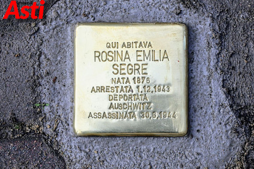 Pietra d'inciampo in piazza Martiri della Liberazione lato via De Gasperi (MerfePhoto)