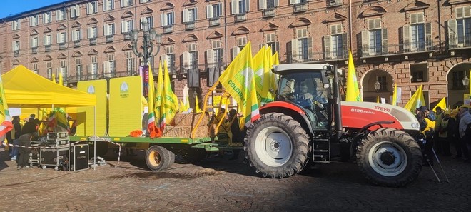 Mezzi agricoli e manifestanti in piazza Castello