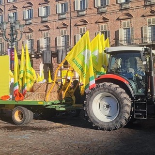 Mezzi agricoli e manifestanti in piazza Castello