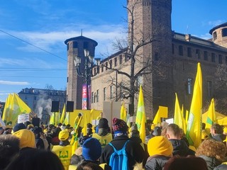 Mezzi agricoli e manifestanti in piazza Castello