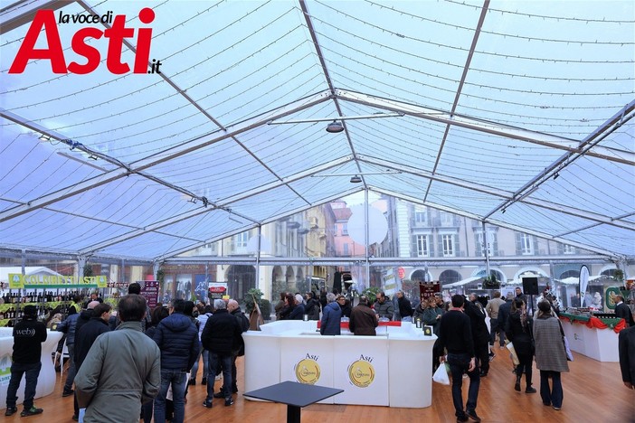 La tensostruttura che ospiterà la Fiera del Tartufo di Asti (scatto, come i successivi a fine articolo, realizzati da Merfephoto - Efrem Zanchettin)