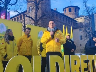 Mezzi agricoli e manifestanti in piazza Castello