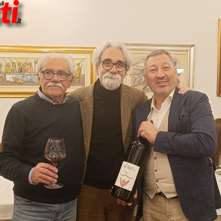 Il maestro Beppe Vessicchio al centro (a sinistra l'enologo Olivieri, a destra il presidente Porzio)