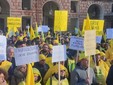 Mezzi agricoli e manifestanti in piazza Castello