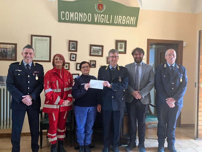 In foto da sinistra: il vice comandante Nesto,  l'avvocato Maccario, la responsabile &quot;L'Orecchio di Venere&quot; Chechile, il comandante Sillano, il sindaco Nosenzo, l' agente Terzano