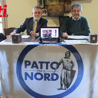 Nell'immagine (Merfephoto - Efrem Zanchettin) Luca Matteja (a sinistra) e Marco Crivelli. Nella foto sul PC il Segretario nazionale Grimoldi, che successivamente è intervenuto in video