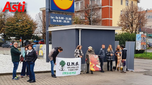 Un momento del presidio di sabato all'esterno di Lidl