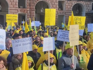 Mezzi agricoli e manifestanti in piazza Castello