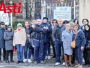 Il gruppo di lavoratori che stamattina ha atteso notizie davanti alla sede Asl AT (ph. Merfephoto - Efrem Zanchettin)