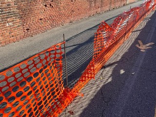 Immagini della passerella pedonale allestita a margine del cantiere