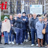 Il gruppo di lavoratori in attesa di notizie davanti alla sede Asl AT (ph. Merfephoto - Efrem Zanchettin)