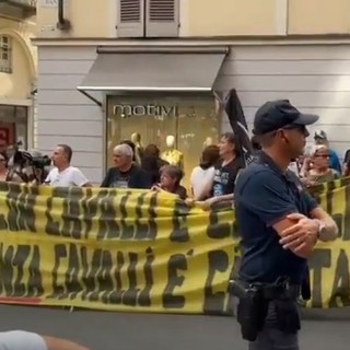 Al Palio va in scena la protesta degli animalisti: &quot;Il Palio con i cavalli è crudeltà, senza è civiltà&quot; [VIDEOINTERVISTE]