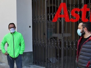 Una recente immagine del vicesindaco Coppo, qui ritratto (da Efrem Zanchettin - MerfePhoto) mentre si stava confrontando con alcuni gestori di locali che hanno simbolicamente &quot;consegnato le chiavi&quot; di fronte al Municipio