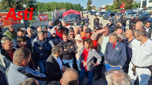 Immagine d'archivio del presidio di fronte ai cancelli del macello. Si riconoscono il deputato Marco Grimaldi e la Segretaria Flai Cgil Letizia Capparelli