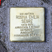 Pietra d'inciampo in piazza Martiri della Liberazione lato via De Gasperi (MerfePhoto)