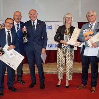 Nell'immagine, da sinistra a destra: Massimo Schilirò  (premiato per la prefazione alla riedizione de LA LUNA E I FALO di Cesare Pavese), Oscar Bielli (Primo Vice Governatore e ideatore del premio), Claudio Sabattini (Governatore Distretto Lions 108 Ia3), Silvana Ormea (assessore alla Cultura del comune di Sanremo), Mario Barenghi (presidente della Giuria)