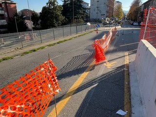 Immagini della passerella pedonale allestita a margine del cantiere