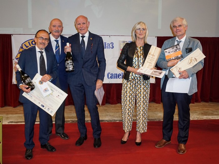 Nell'immagine, da sinistra a destra: Massimo Schilirò  (premiato per la prefazione alla riedizione de LA LUNA E I FALO di Cesare Pavese), Oscar Bielli (Primo Vice Governatore e ideatore del premio), Claudio Sabattini (Governatore Distretto Lions 108 Ia3), Silvana Ormea (assessore alla Cultura del comune di Sanremo), Mario Barenghi (presidente della Giuria)