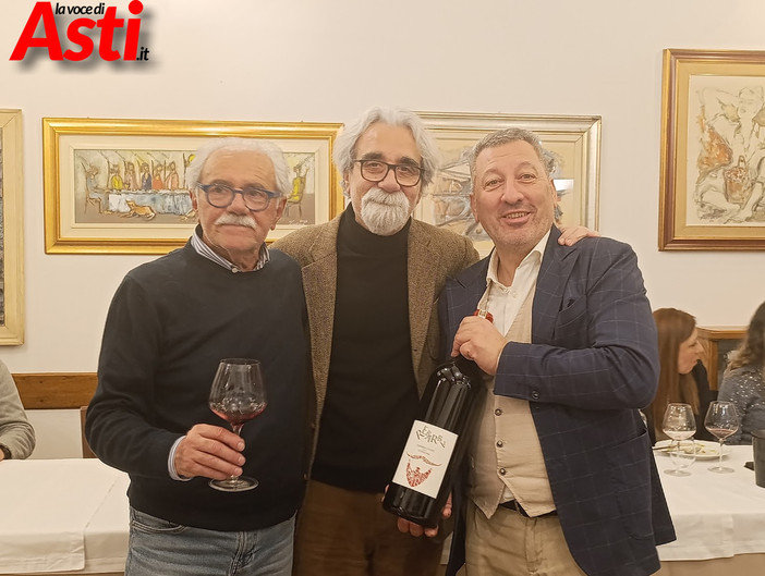 Il maestro Beppe Vessicchio al centro (a sinistra l'enologo Olivieri, a destra il presidente Porzio)