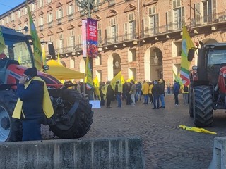 Mezzi agricoli e manifestanti in piazza Castello