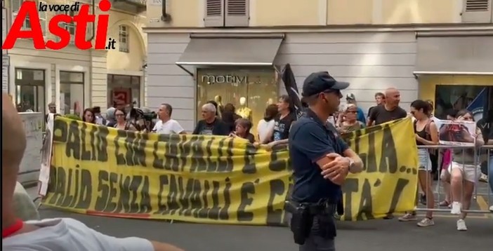 Al Palio va in scena la protesta degli animalisti: &quot;Il Palio con i cavalli è crudeltà, senza è civiltà&quot; [VIDEOINTERVISTE]