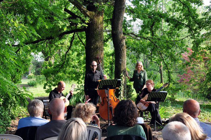 Con &quot;Quercus, serenata per il mio albero&quot; prende il via a Ferrere la rassegna “Corti, Colline, Comunità e…”