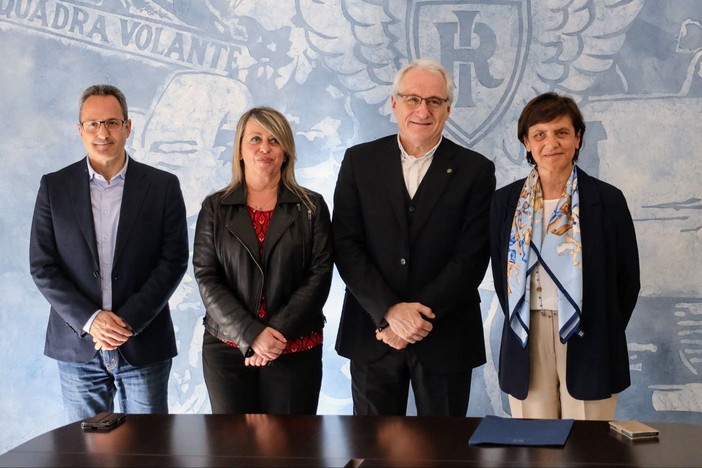 da sinistra a destra: Professor Vincenzo Piperissa,  professoressa Chiara Cerrato, professor Franco Calcagno (dirigente scolastico ITIS Artom) e il questore di Asti dottoressa Marina Di Donato - Ph. Merfephoto - Efrem Zanchettin