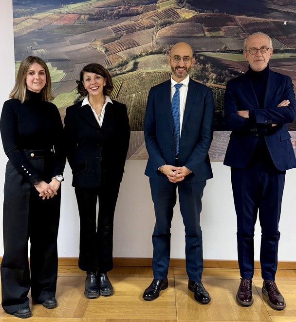 In foto il direttore generale Giovanni Gorgoni con i rappresentanti della Fondazione Astigiana per la Salute del Territorio: Luisa Amalberto, Federica Quinto, Vincenzo Sorisio