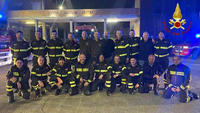 Foto di gruppo con i colleghi per il neo pensionato