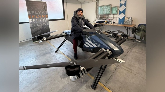 Il presidente Rasero in sella al prototipo di moto volante