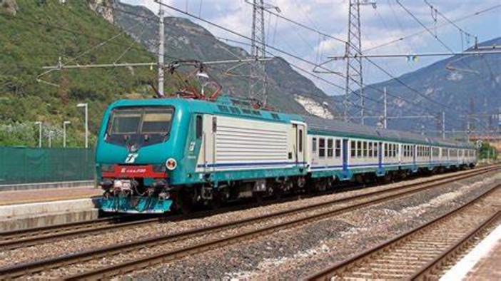 Treno e bus collegano la linea Torino Genova ad Asti e Govone per respirare la magia del Natale