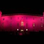 Il castello illuminato di rosso in occasione di una precedente edizione della manifestazione