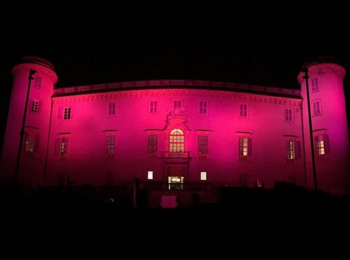 Il castello illuminato di rosso in occasione di una precedente edizione della manifestazione