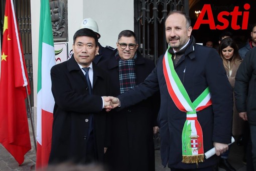 Il sindaco Rasero ritratto con il Console Console della Cina a Milano Song Xuefeng in occasione di un recente evento culturale incentrato sul Paese asiatico. Tra di loro, il presidente della Camera di Commercio Erminio Renato Goria