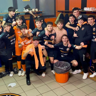 La gioia dei ragazzi dell'U19 dopo la vittoria in Coppa (immagine tratta dalla pagina Facebook della società)