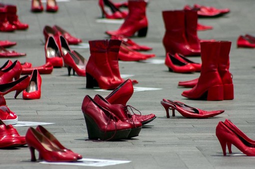 Scarpette rosse, simbolo internazionale del contrasto alla violenza sulle donne