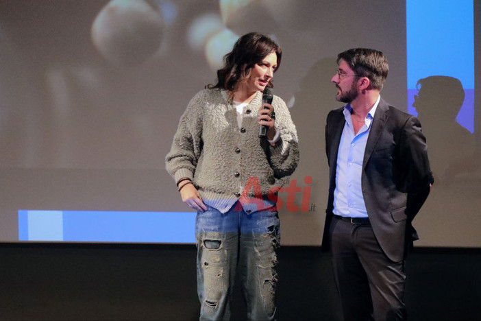 L'attrice Chiara Buratti con l'assessore Candelaresi in Sala Pastrone (MerfePhoto)