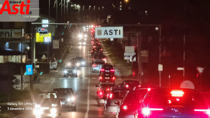 Immagine d'archivio di traffico in ingresso di città