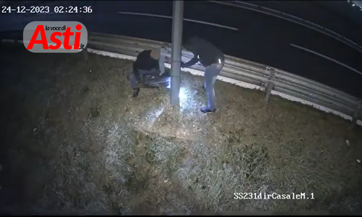 Un fermo immagine tratto dal video del taglio avvenuto sulla tangenziale di Asti la notte tra il 23 e il 24 dicembre